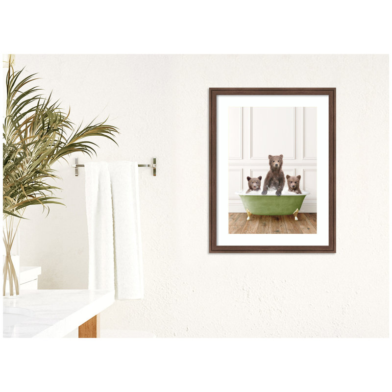 «Three Bear Cubs in Transitional Bathaign» par Amy Peterson, reproduction d'art encadrée