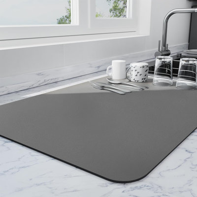Tapis de vaisselle pour comptoir de cuisine | Tapis de bar à café pour comptoir | Tapis d'égouttement résistant à la chaleur avec envers en caoutchouc antidérapant | Tapis de drainage de cuisine Hide Stain | Gris foncé 16 po x 20 po