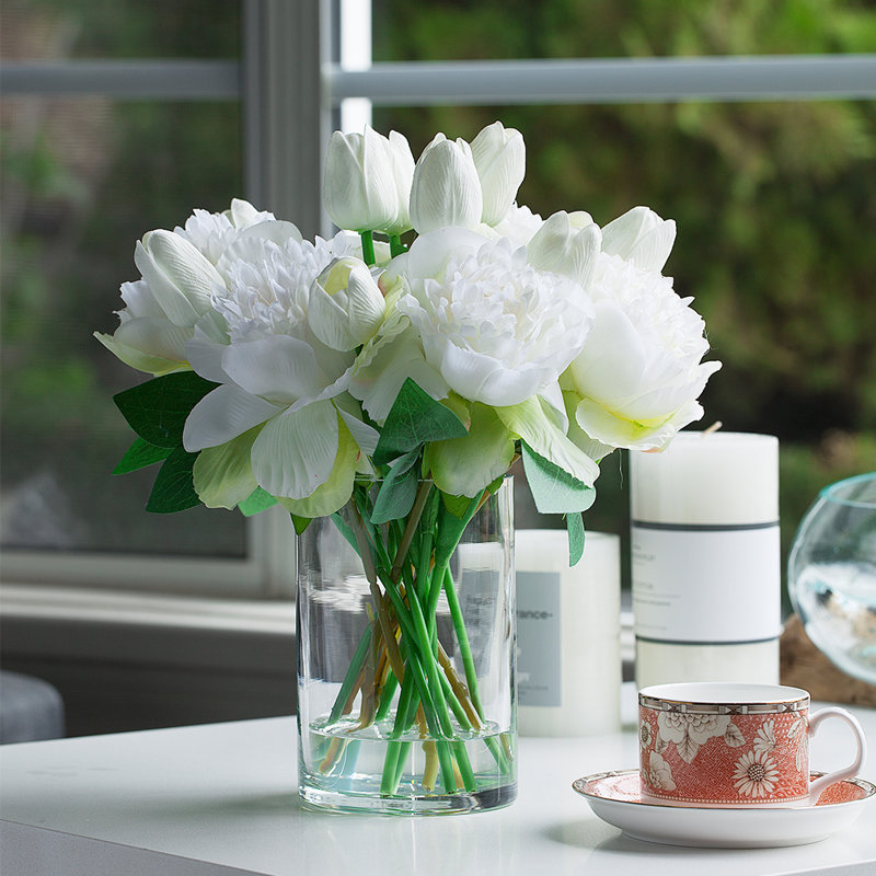 Arrangements floraux mixtes dans un vase, Crème
