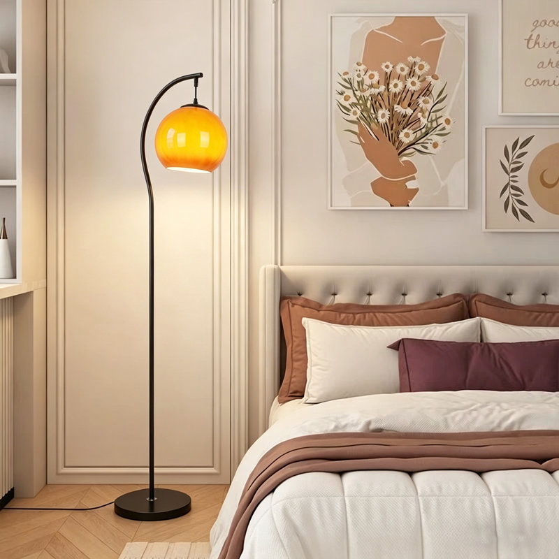 Lampe sur pied moderne avec abat-jour sphérique en verre orange et lampe sur pied en fer noir