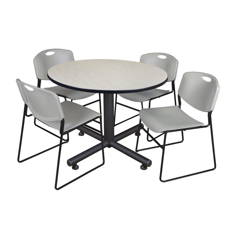Nicklo break room table, 4 Zeng stackable chairs, Érable, Gris