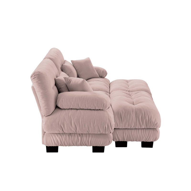 Canapé en chenille exceptionnellement confortable avec coussins abondants, parfait pour une ambiance de salon élégante et relaxante