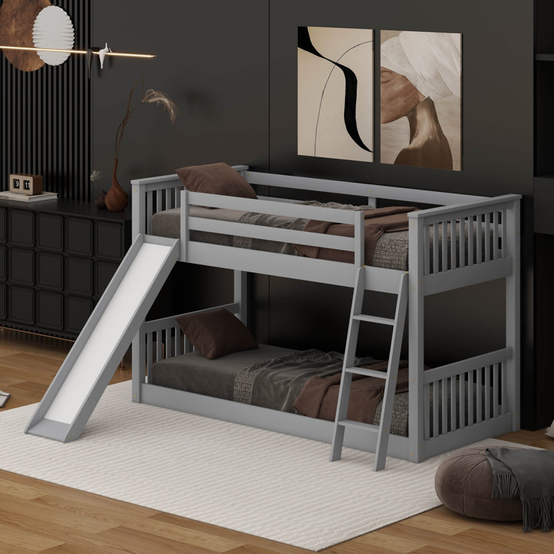 Lit superposé simple au-dessus d'un lit simple avec glissière convertible et échelle
