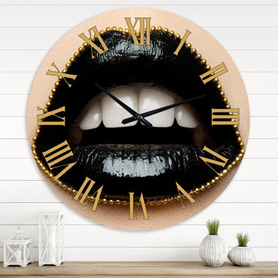 Horloge murale moderne avec lèvres rouges et rouge à lèvres