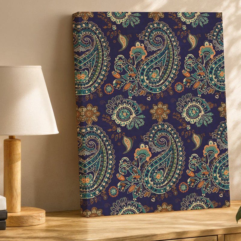 La toile crée un motif cachemire éclatant et complexe avec des formes tourbillonnantes et des motifs floraux fixés contre un riche art mural sur toile sombre