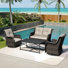 Ensemble de patio extérieur en osier pour 4 personnes avec causeuse, chaises, table basse noire et coussin beige