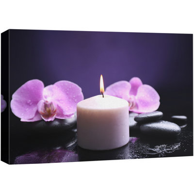 Bougie brûlante orchidée avec pierres florales et basaltes