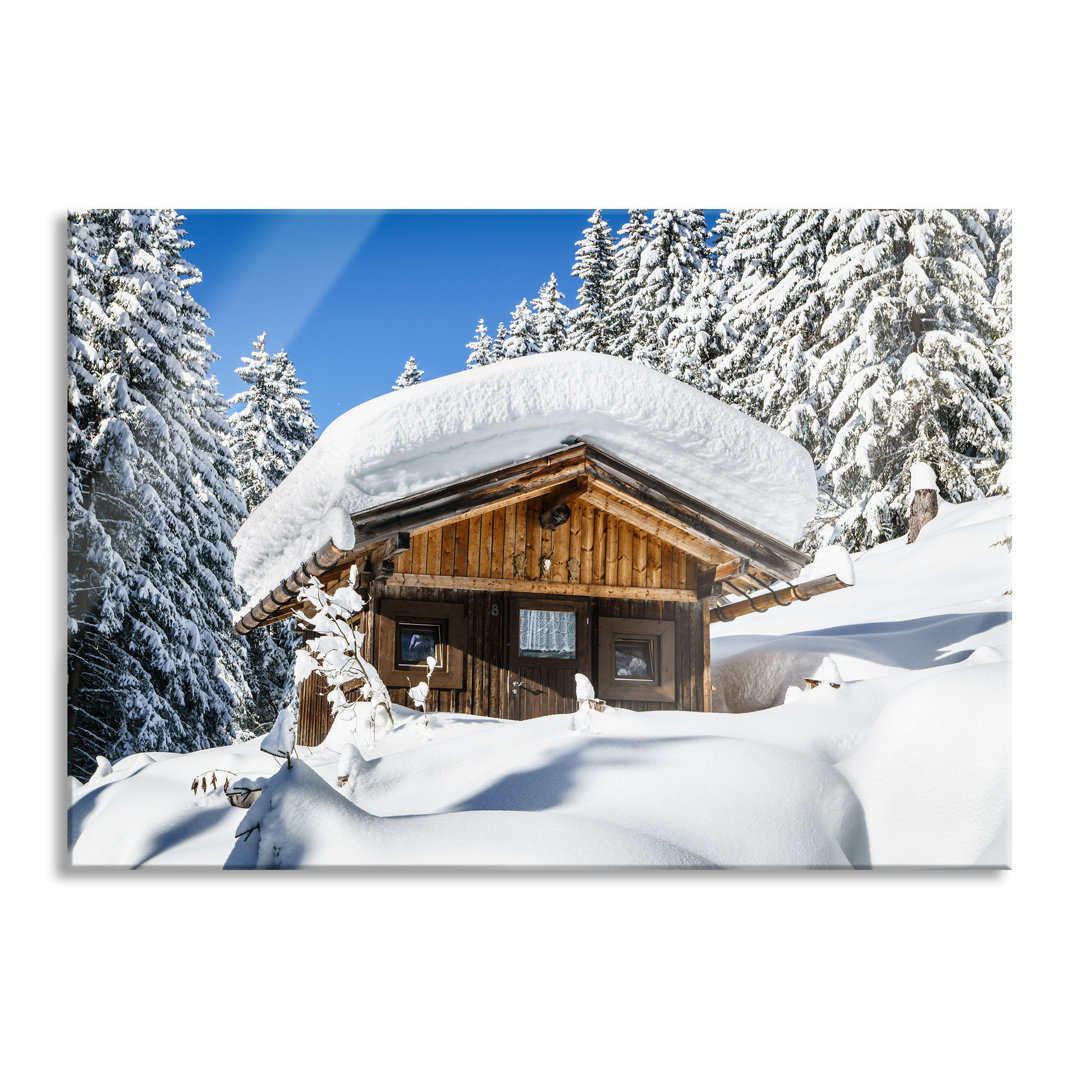 Glasbild Verschneite Skihütte im Alpenwald