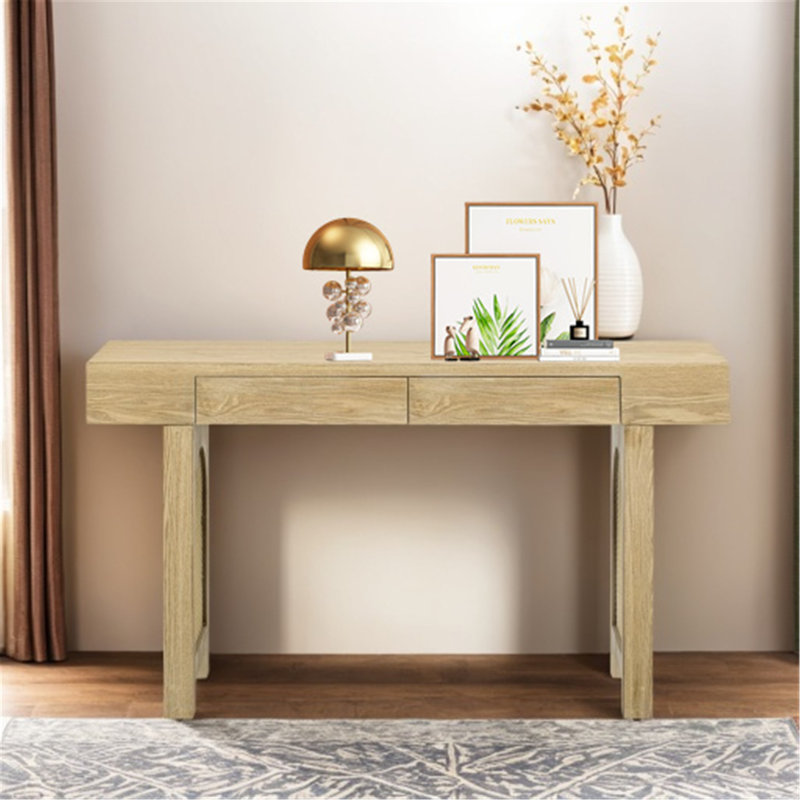 Console vieillie avec détails en rotin et tiroirs de rangement pour maisons élégantes