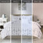 Édredon pour lit simple / simple TG - blanc avec imprimé géométrique argenté, microfibre confortable, 2 taies décoratives, coussins décoratifs, fer à repasser durable et infroissable pour les plis-129948249