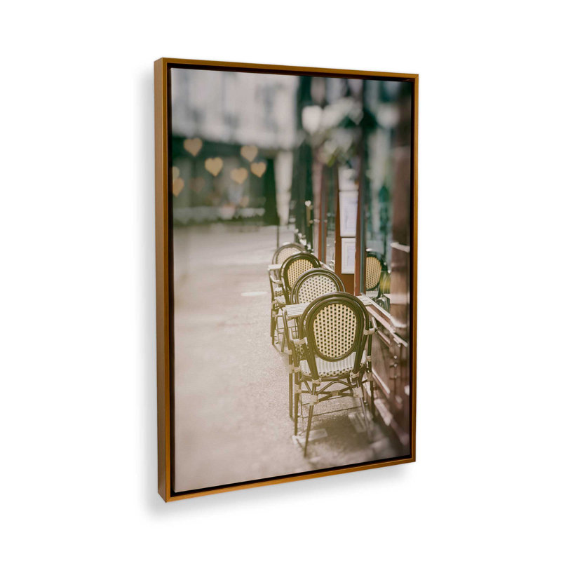 Café sur le trottoir avec chaises en osier vides, H 48,75 po x l 32,75 po, Impression encadrée sans passe-partout, Or poli