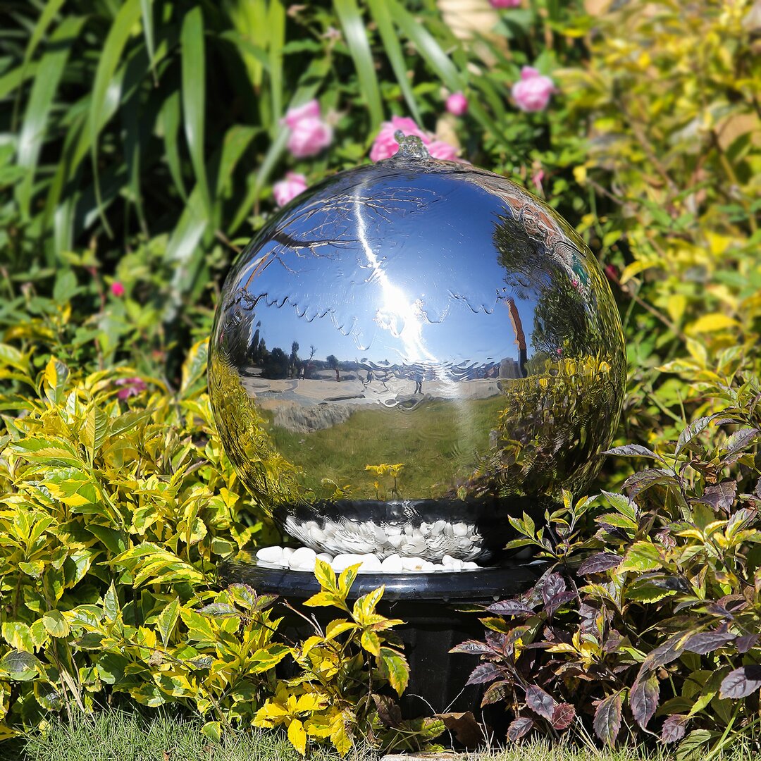 Brunnen Martyn aus Kunstharz und Polystone mit Licht