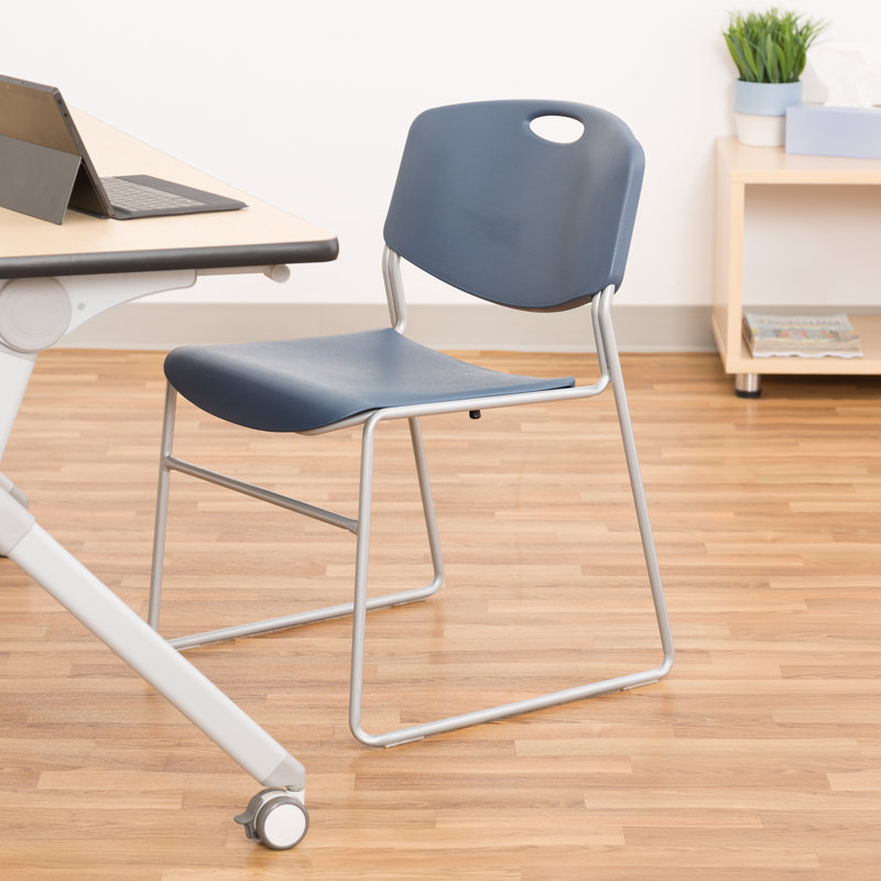 Chaise empilable en plastique robuste avec dossier profilé, Brume argentée, Bleu marine
