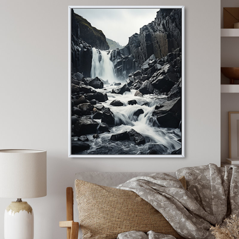 Chute d'eau monochrome contrastante sur toile, Cadre flottant blanc, H 32 po x l 24 po x P 1 po