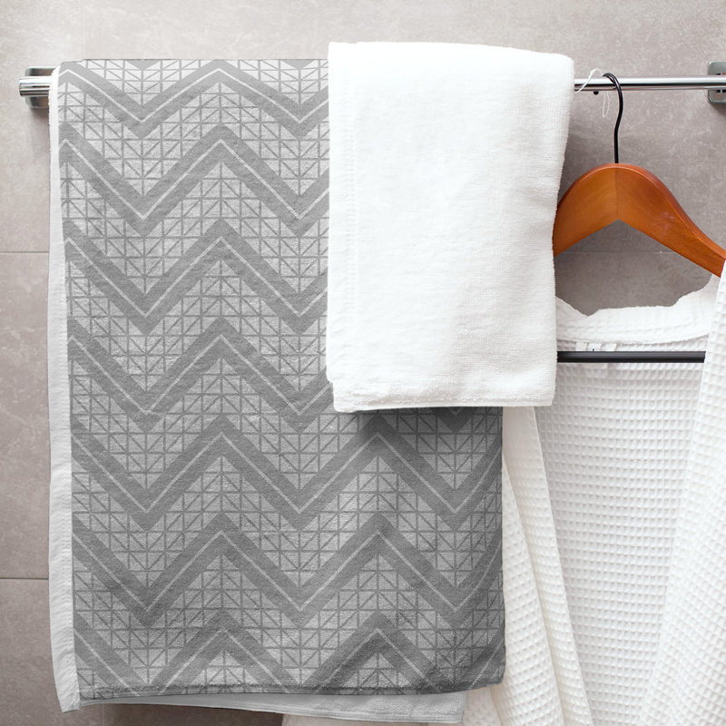 Serviette de bain à chevrons à la main classic Stephenie, Gris clair / Blanc