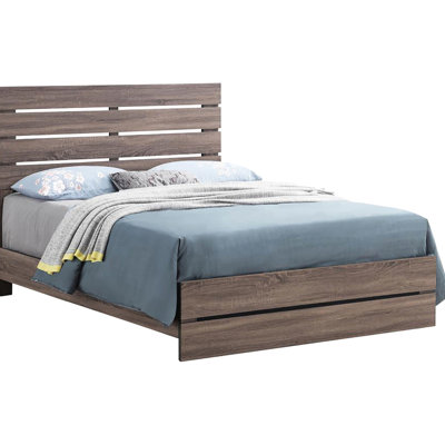 Grand lit avec tête de lit à planches et panneau de chambre à coucher rustique qui rehausse l'esthétique