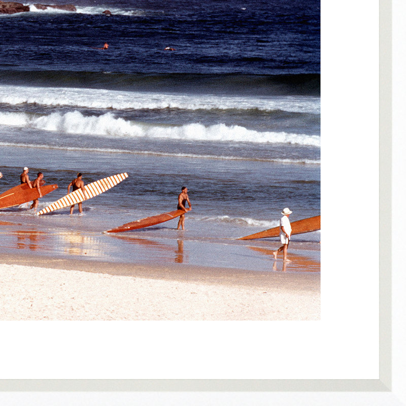 Les surfeurs sont photographiés sur la plage de Bondi - Photographie encadrée sur papier, H 17,25 po x l 25,25 po x P 1,75 po
