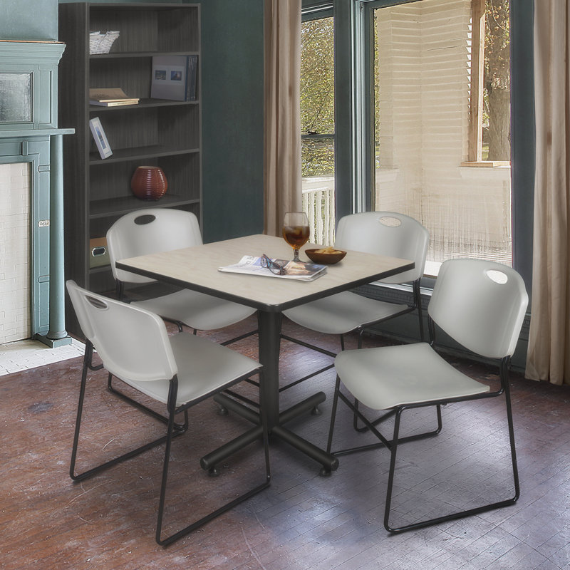 Nicklo rest room table, Stratifié en érable