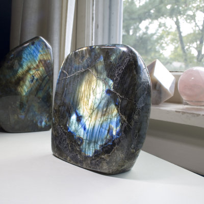 Grande sculpture en labradorite irisée Emilijana