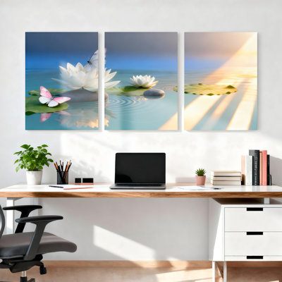 Ensemble de 3 tableaux sur toile tendue représentant des fleurs de lotus et des papillons
