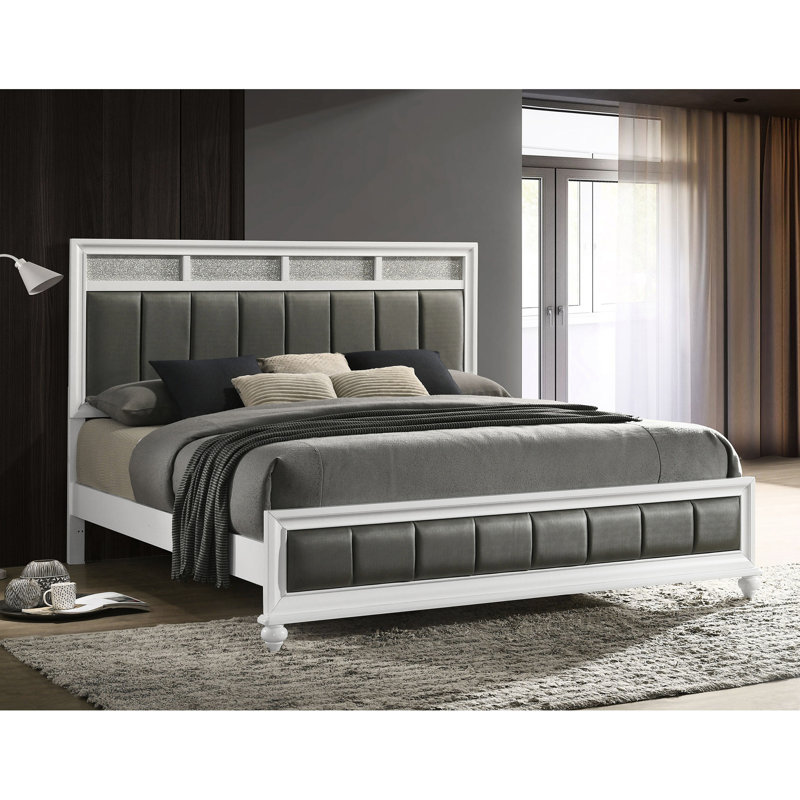 Lit à panneaux très grand, bois blanc et métallique, décor de chambre à coucher avec finition orientale et décor