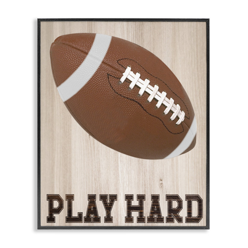 «Play Hard Football», estampe numérique, conception de Marcus Prime, H 20 po x l 16 po, Giclée encadrée noir minuit