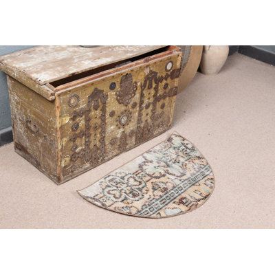Rafraîchissez votre espace de vie avec ce petit tapis rond en laine turque antique, idéal comme cadeau à la maison