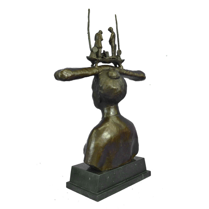Très grande statue de femme nue par Salvador Dali