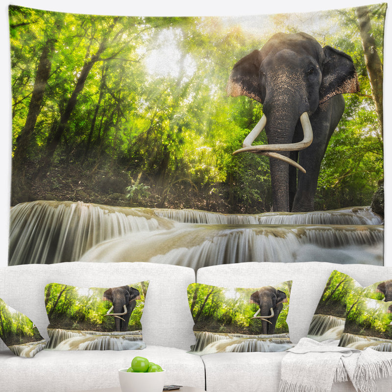 Photographie cascade d'erawan avec tapisserie d'éléphant, H 32 po x l 39 po