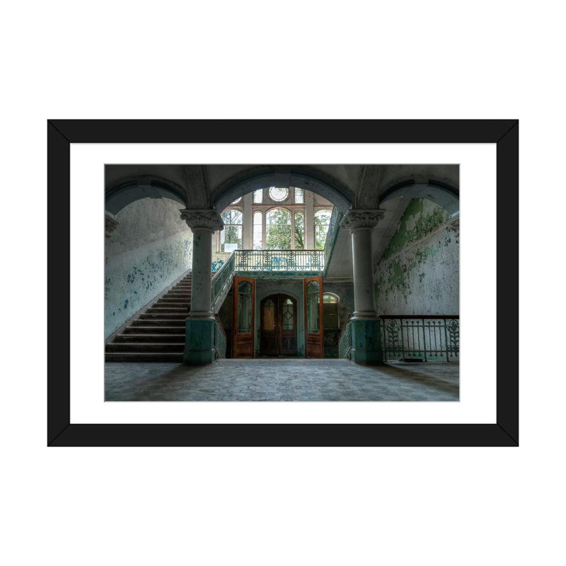 « beelitz sanatorium », reproduction de photo sur toile, H 16 po x l 24 po x P 1 po, Papier d'art encadré noir, Blanc