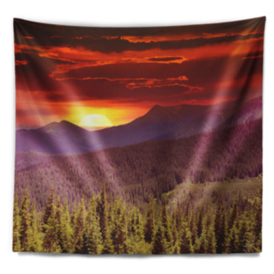 Fantastique lever de soleil dans la tapisserie des montagnes