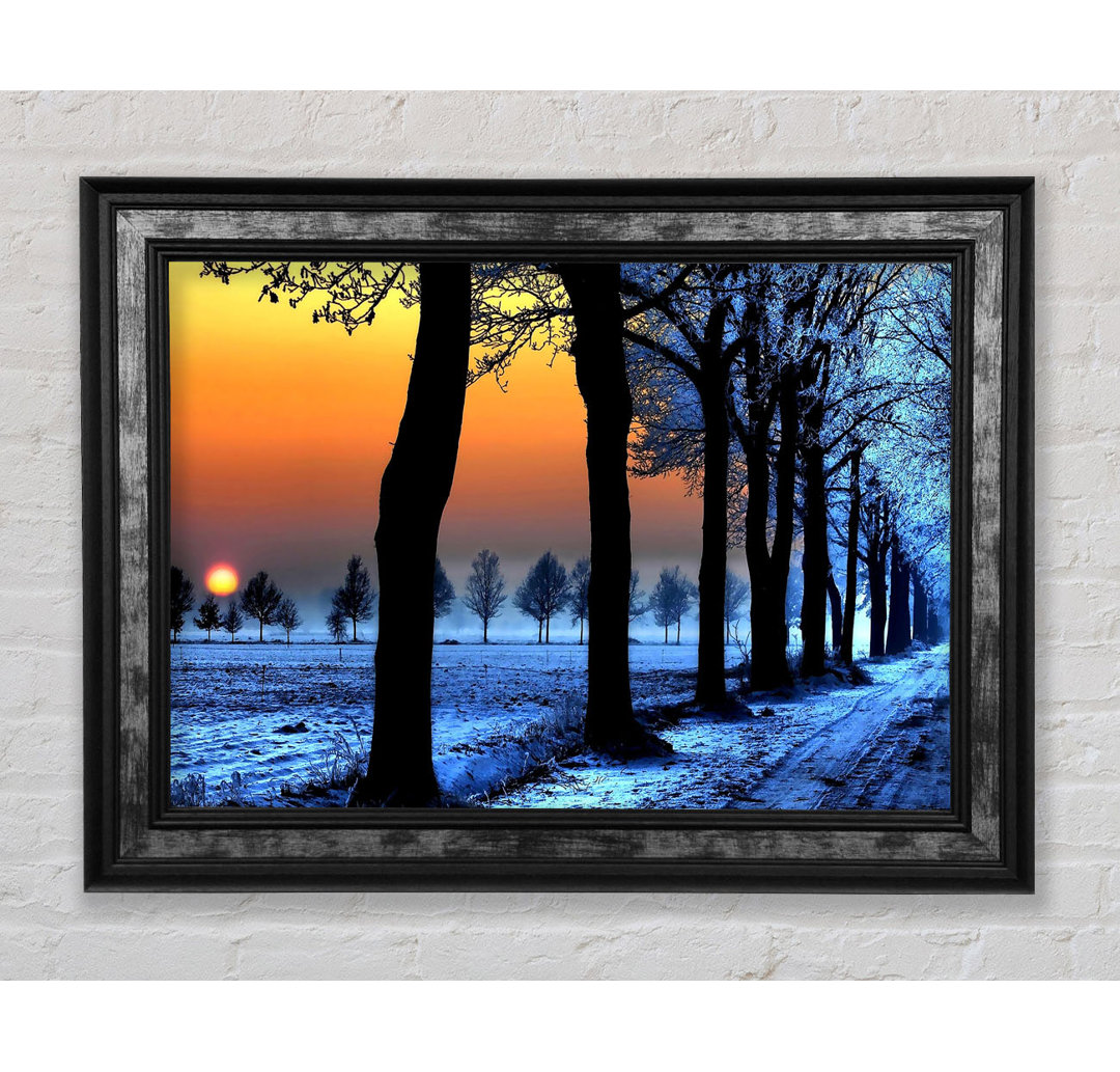 Winterlandschaft mit orangefarbenem Himmel Gerahmter Druck