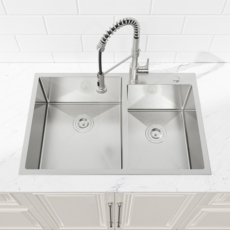 Évier de cuisine encastré à double cuve 33 po x 19 po en acier inoxydable brossé pour une utilisation multi-tâches efficace et une installation facile.