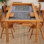 Table de jeu en bois massif Agreatby pour 4 à 6 joueurs, table de salle à manger et de jeu avec grand espace de jeu de 57,5 po x 33,8 po, plateau amovible, tapis de jeu en néoprène, support de rangement pour feuilles, 6 porte-gobelets et plateaux, nature