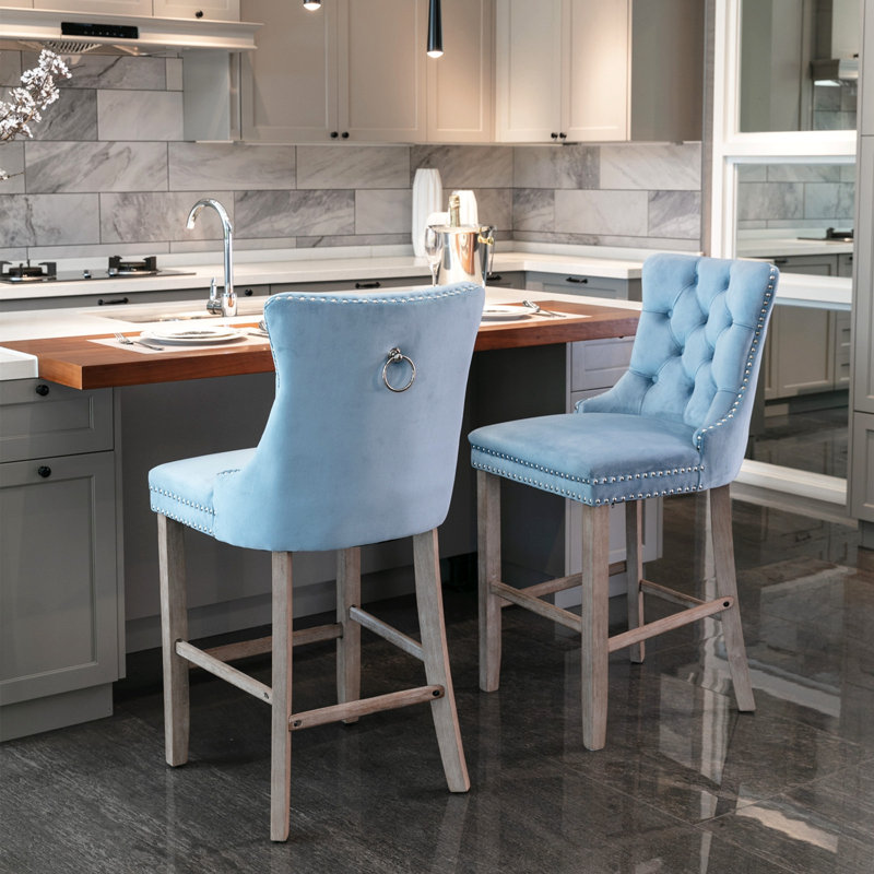 Ensemble de 2 tabourets de bar rembourrés en velours avec décoration capitonnée et pieds en bois, Bleu clair