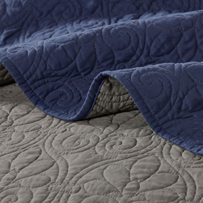 Cottage Charm Cream Full Microfiber Quilt Set with Reversible Design