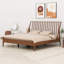 Lit plateforme en bois avec tête de lit haute, avec lattes de bois et support en métal, style Mid-Century moderne-490949828-490949826