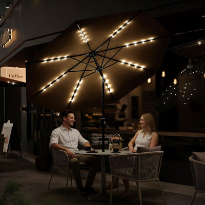 Parasol de patio 9 pi avec lumières DEL solaires, cadre en acier à 8 nervures, manivelle inclinable, résistant aux rayons UV et imperméable, parasol de table de marché extérieur pour piscine, terrasse, cour, brun