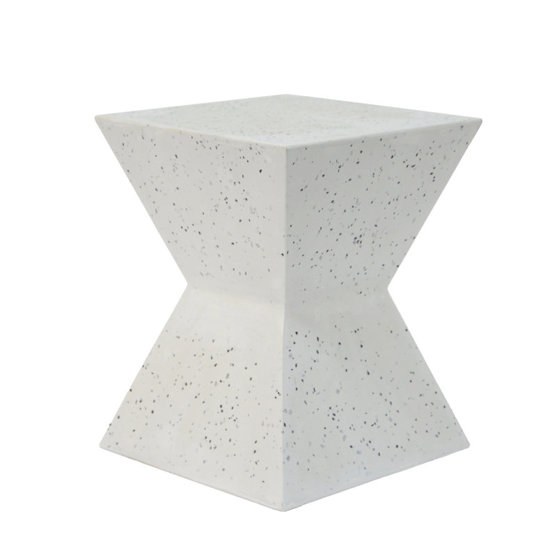 Table d'appoint en béton avec structure prismatique blanche pour l'extérieur