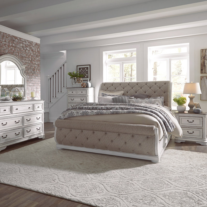 Ensemble de chambre à coucher avec lit-bateau tapissier, commode et miroir Colchester, Très grand