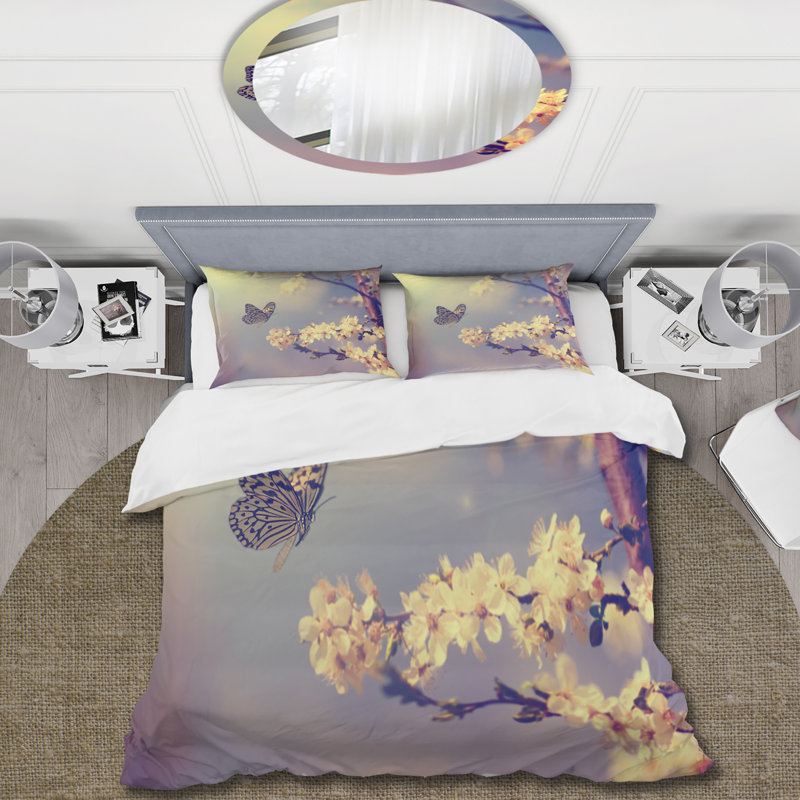 Vintage Butterfly Flying To A White Flower - Traditional Duvet Cover Set - Microfiber Polyester