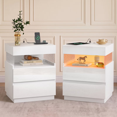 Table de chevet moderne et glamour au fini laqué brillant avec station de recharge, lumière DEL, tablette ouverte et 2 tiroirs