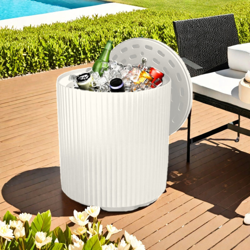 Mesa cooler cilíndrica branca com tampa aberta, gelo, latas e garrafas junto à piscina