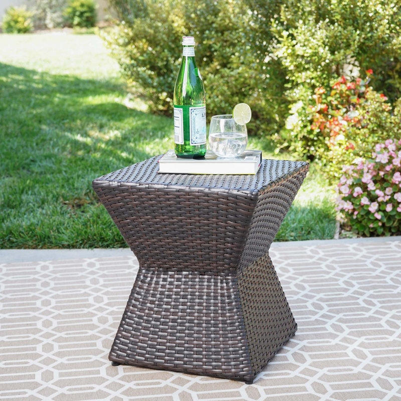 Table de bout d'extérieur géométrique avec osier résistant aux intempéries