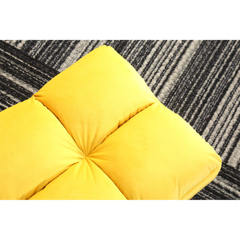Fauteuil rembourré en tissu jaune confortable