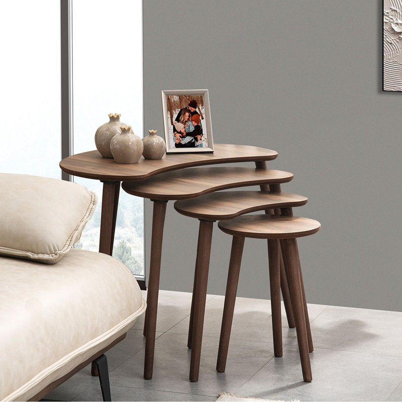 Ensemble de 4 tables gigognes Adelah, couleur noyer, grand: 15,7 x 21,7 x 29,5 po, grand: 13,0 x 19,7 x 23,2 po, moyen: 10,6 x 17,3 x 16,9 po, petit: 11,8 x 15,7 x 11,8 po | 100% panneau de fibres à densité moyenne avec pieds en bois | Design moderne pour le salon et la décoration intérieure