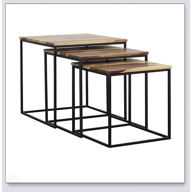 Ensemble de 3 tables gigognes en bois de sheesham naturel et métal noir, parfaites pour un décor polyvalent et peu encombrant.