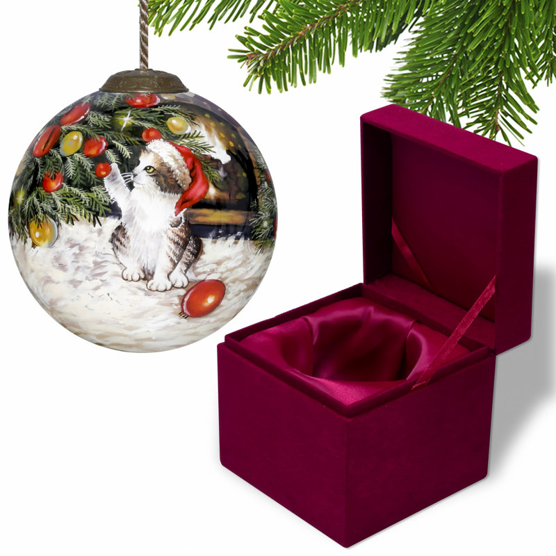 Ornement boule chaton sous l'arbre de Noël
