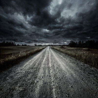 Route de campagne dans un champ à tempête par Da-Kuk