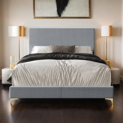 Grand lit en tissu de couleur fumée Hugo avec pieds dorés en acier inoxydable Hugo